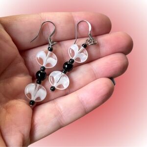 Vintage art glass dangle earrings clear white black